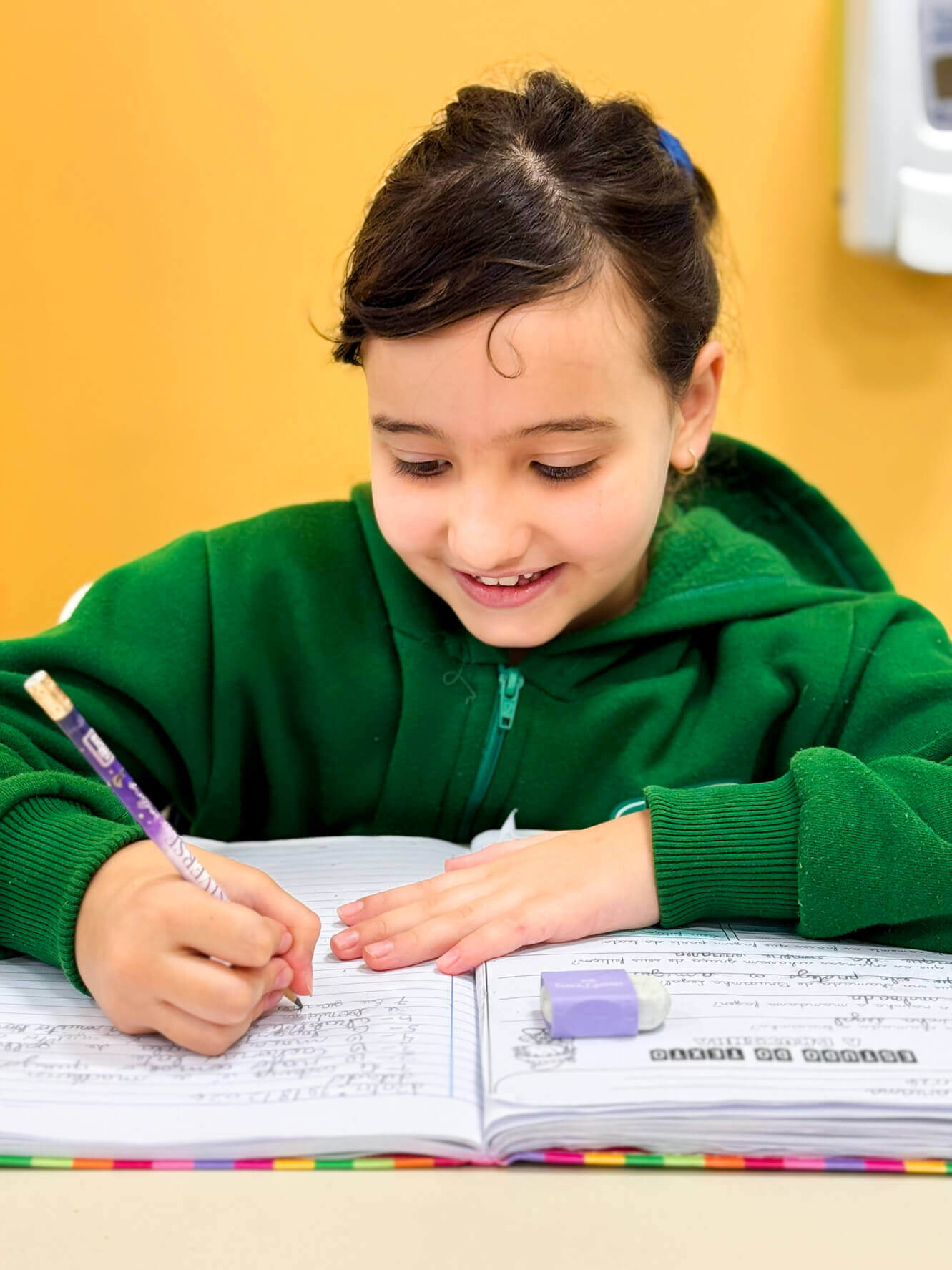 Aluna do Ensino Fundamental escrevendo no caderno