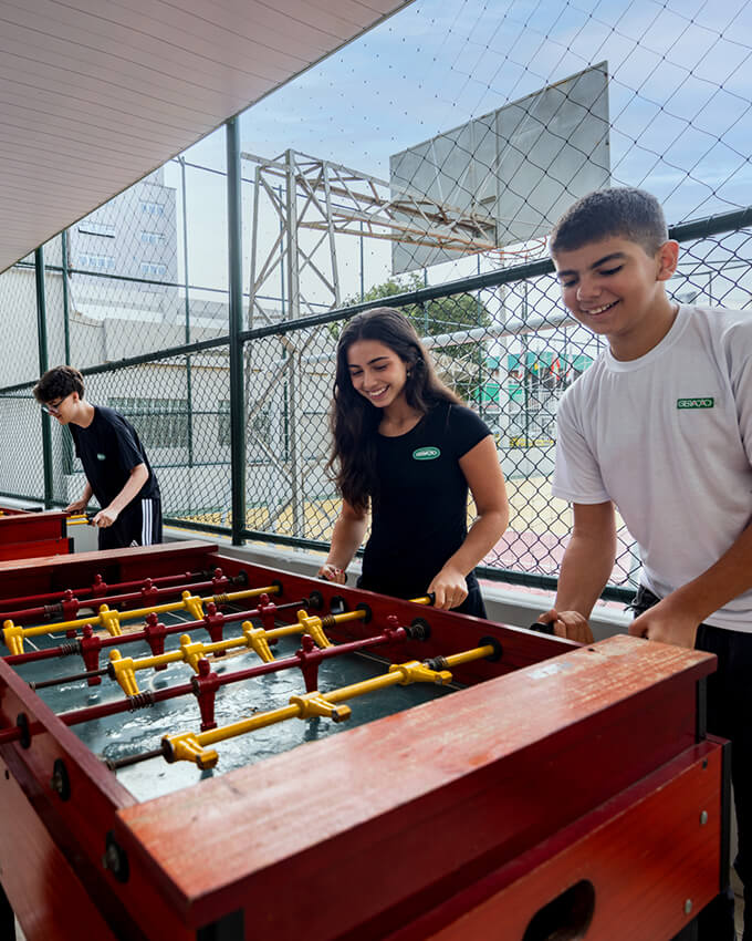 Alunos jogando pebolim no Colégio Geração